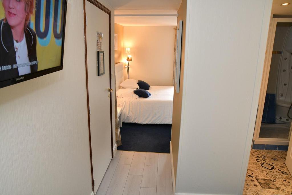 欧里亚克文艺复兴酒店的走廊通往带床的卧室