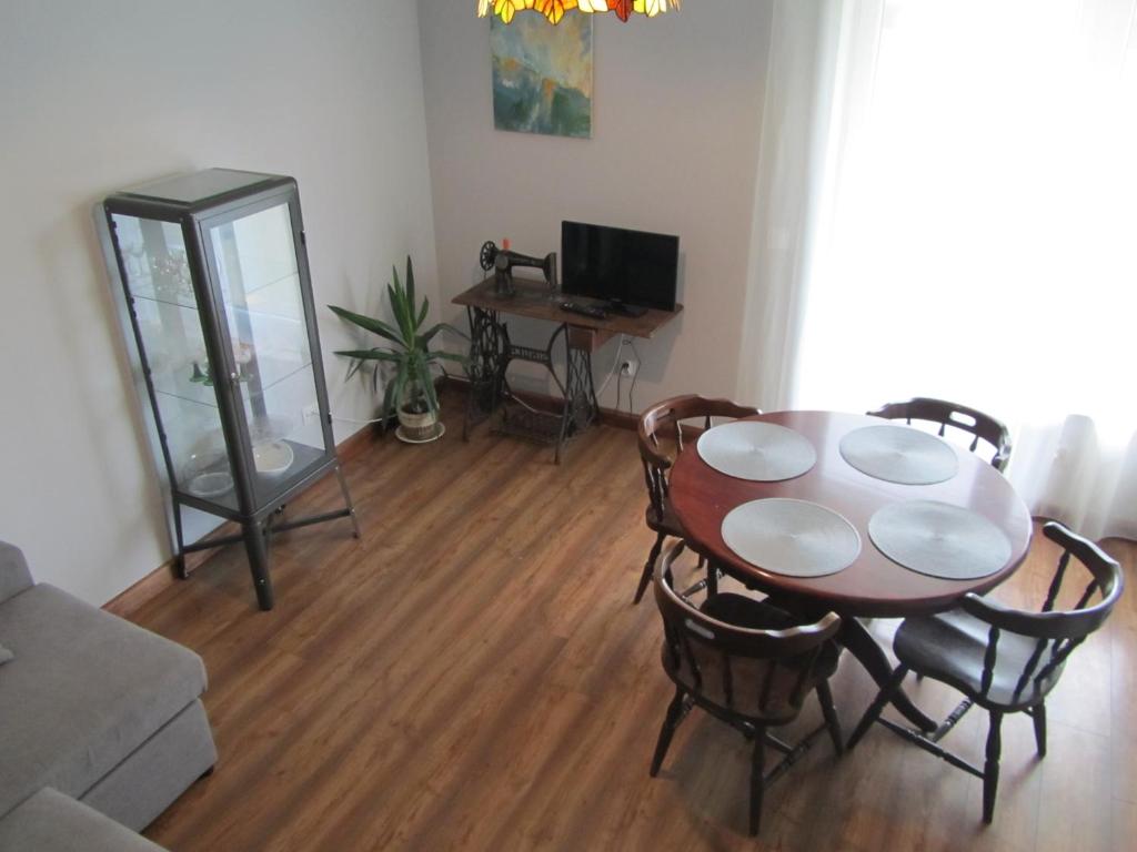 塞伊内Apartament Marycha Sejny的客厅设有餐桌和椅子