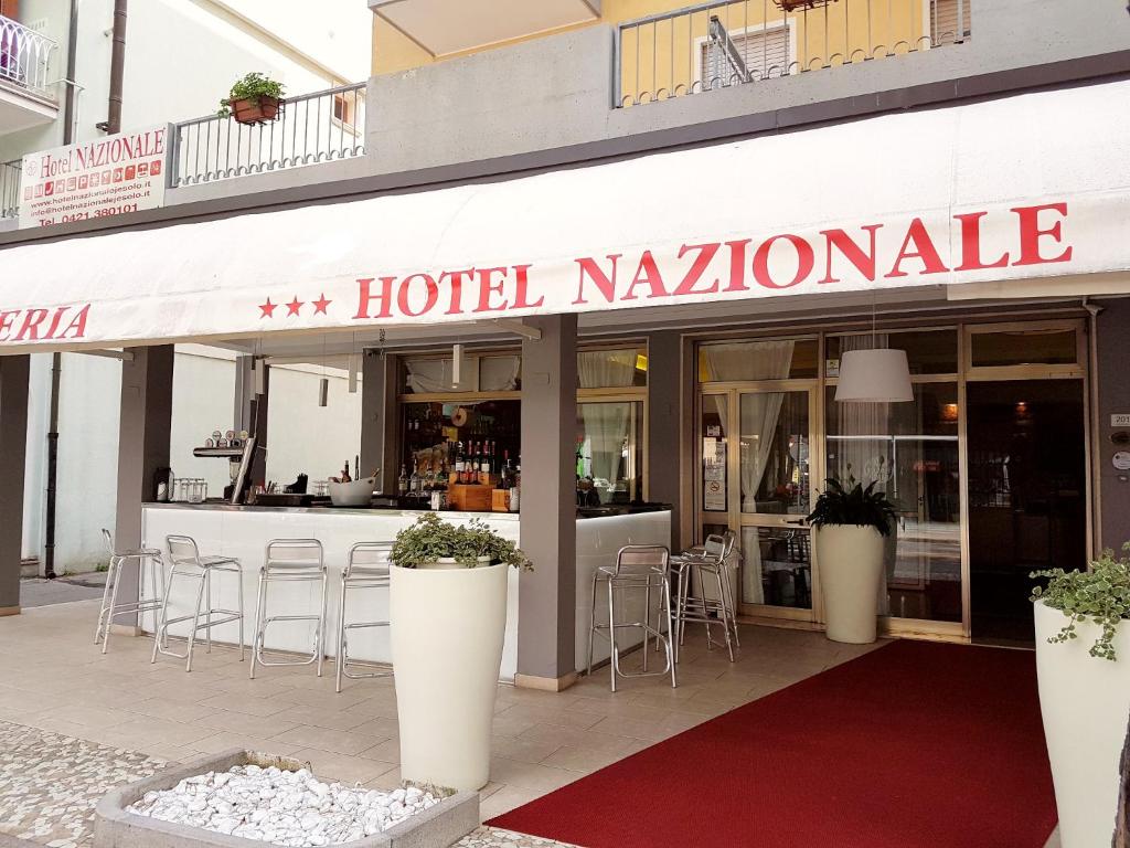 利多迪耶索罗Hotel Nazionale的外加凳子的酒店卡迪乌曼