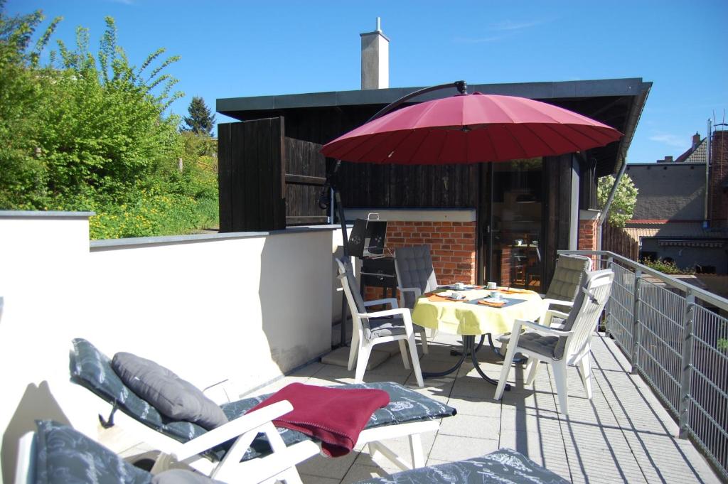 马尔肖Auf dem Berg的庭院配有桌椅和遮阳伞。