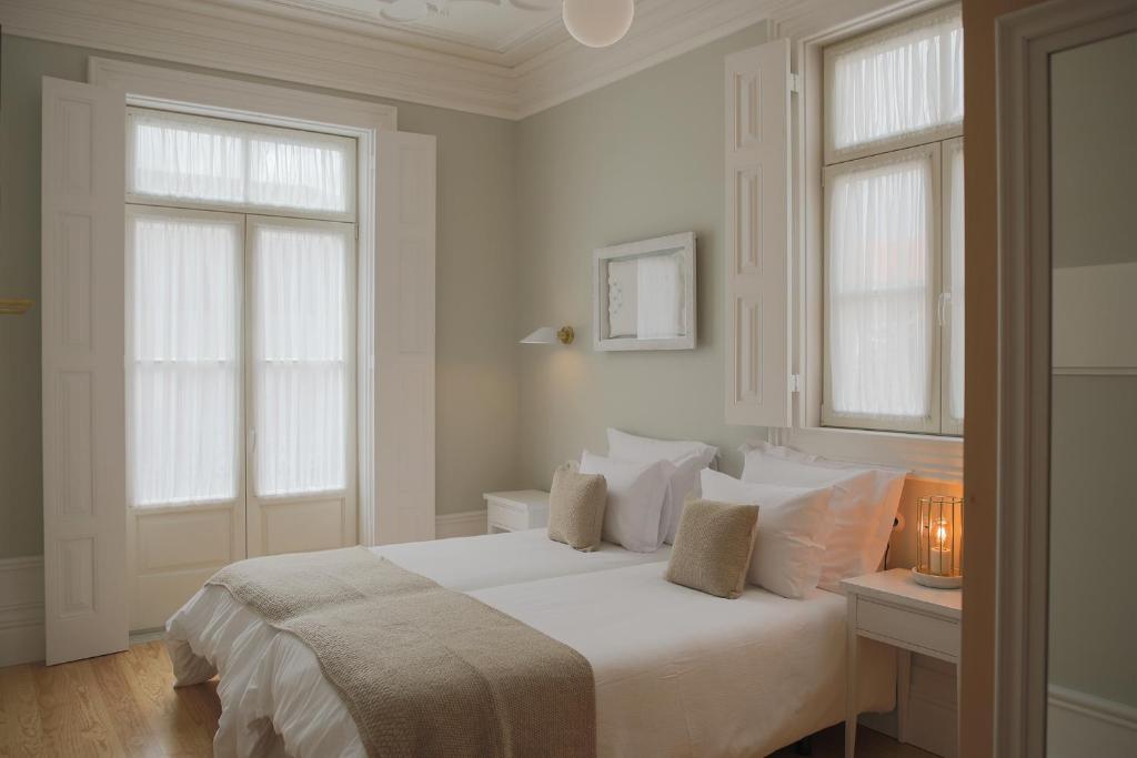 比索达雷加Original Douro Hotel的一间白色卧室,配有床和2个窗户