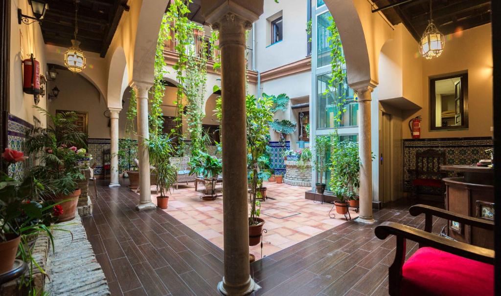 塞维利亚拉斯克鲁塞斯庭院酒店的建筑中种有盆栽植物的庭院