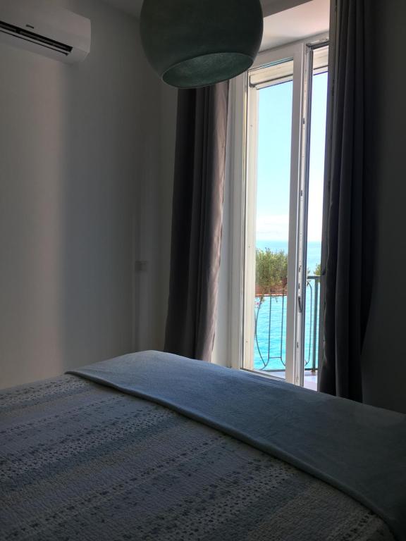 拉维罗Chez-Lu Ravello的一间卧室设有一张床和一个美景窗户。