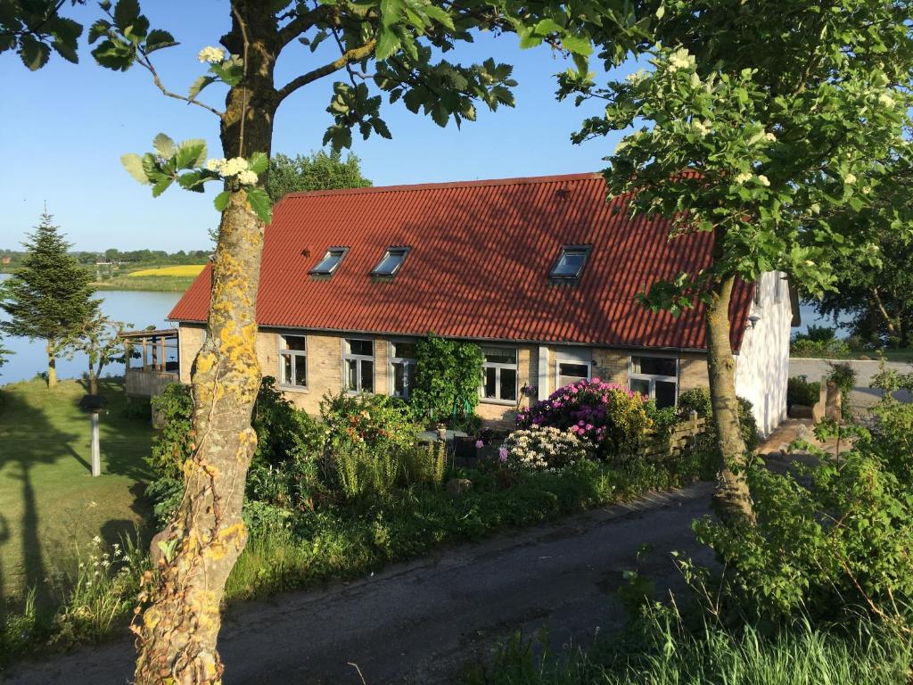 诺德堡伯格捷嘉德住宿加早餐酒店的一座红色屋顶的房子和一个花园