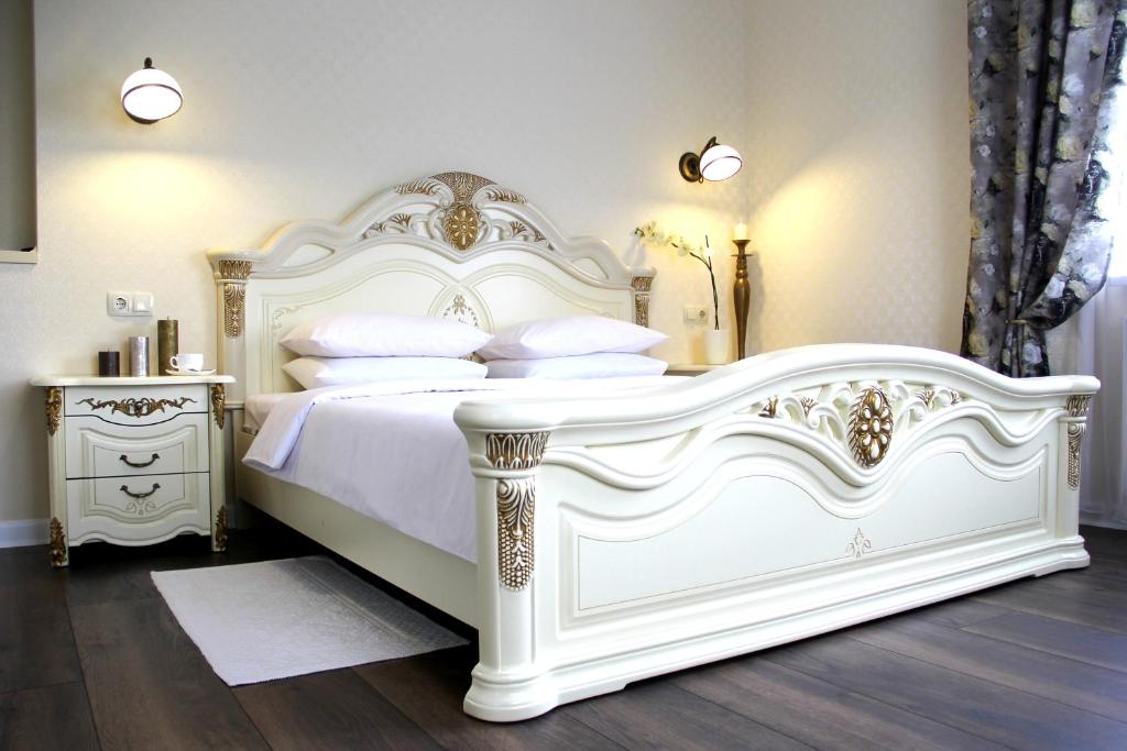 布雷斯特Lebediny Guest House的白色卧室配有白色大床和白色枕头