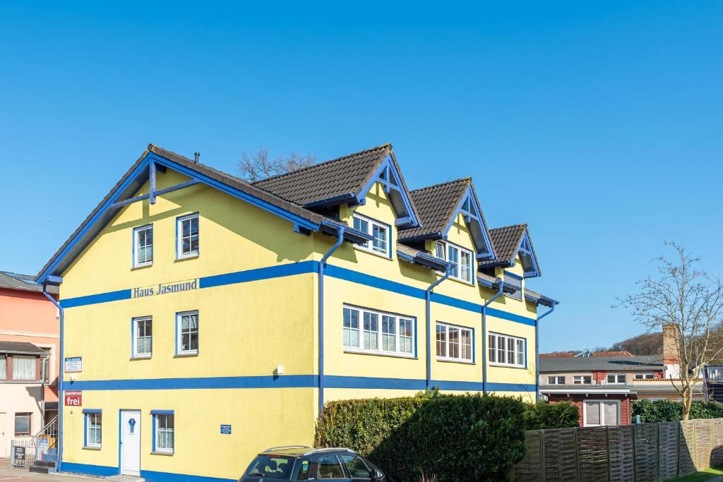 宾茨Haus Jasmund的黑色屋顶的黄色房子