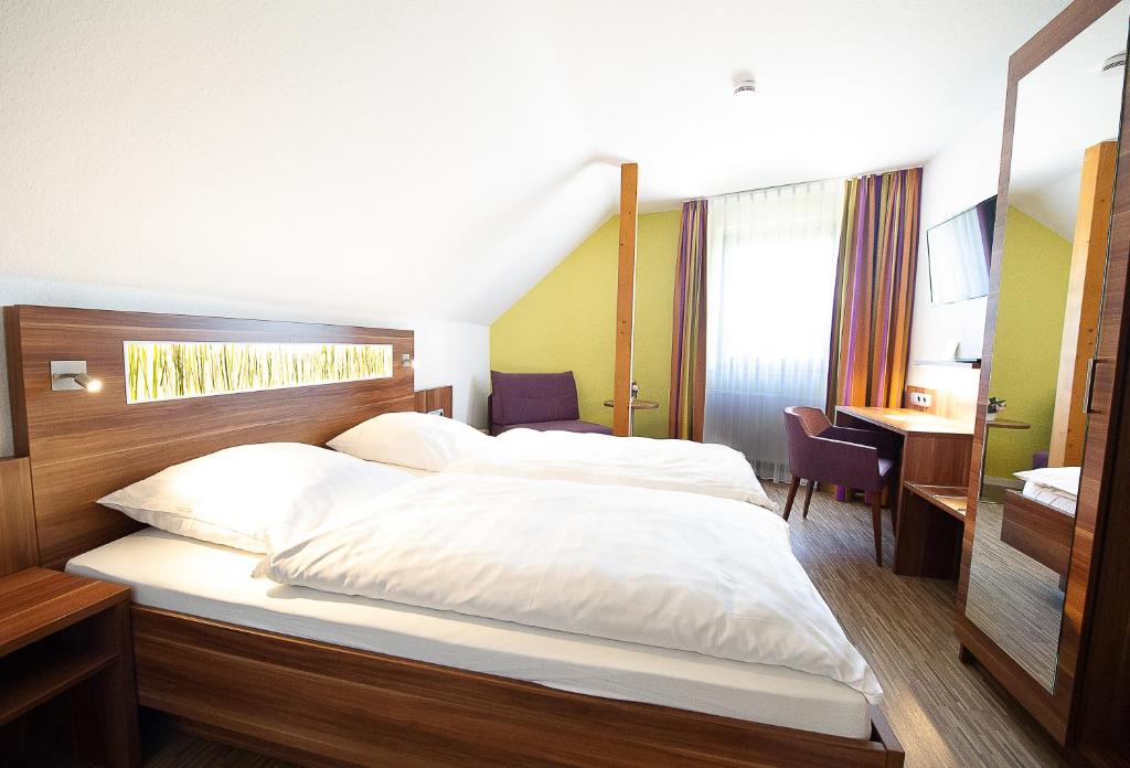 希尔德斯海姆Hotel Meyer的一间卧室配有一张带白色床单的大床