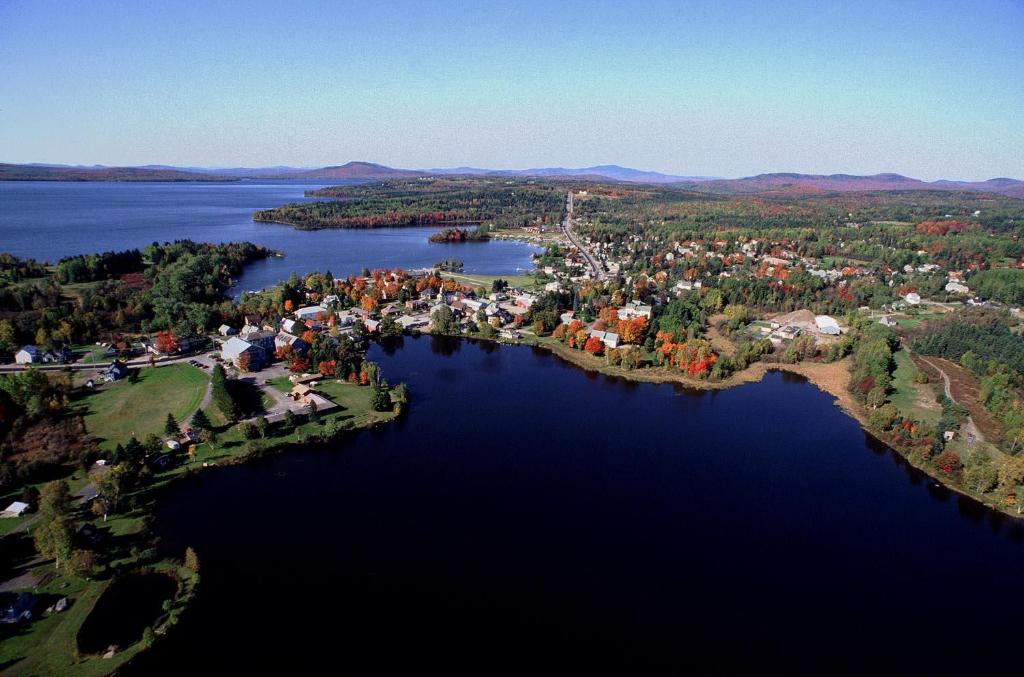 兰奇利Rangeley Saddleback Inn的享有湖泊上城镇的空中景致