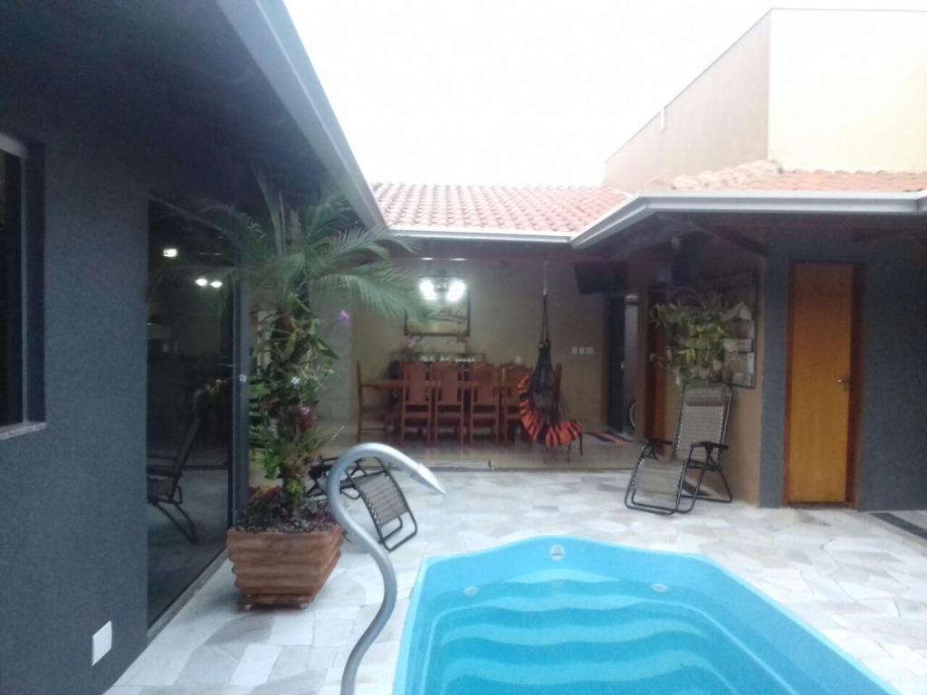 奥林匹亚Recanto Melo的一个带房子的庭院中的游泳池
