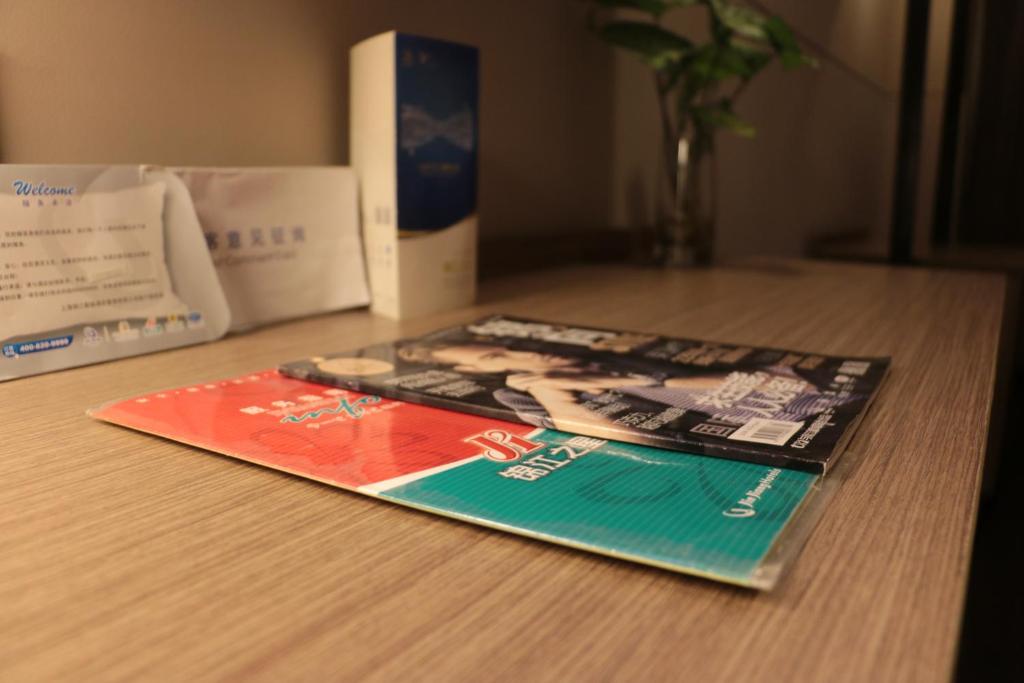南宁锦江之星南宁万象城地铁站酒店的一本书旁边的桌子上的杂志