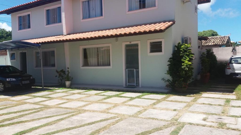 塞古罗港Guest House Paraiso Pataxos的前面有停车位的房子