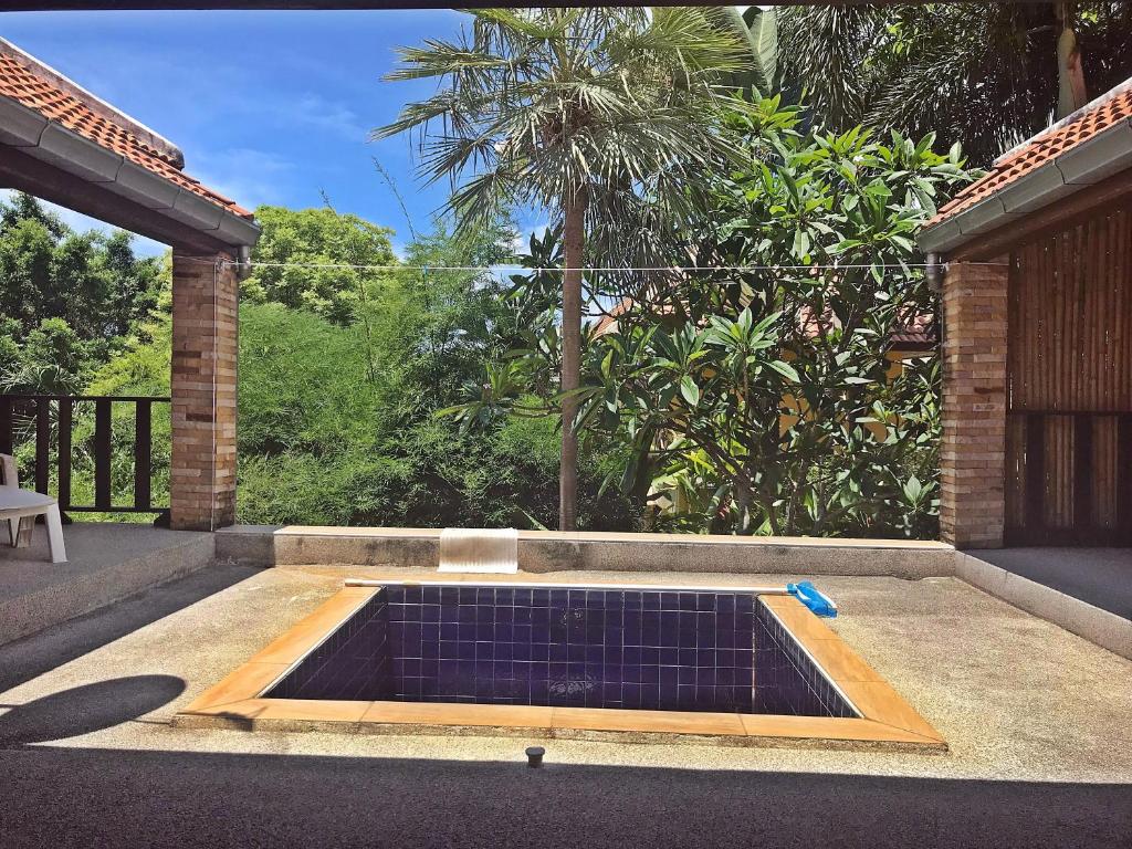 班阁库安Tropical Hillside Villa的庭院中间的游泳池
