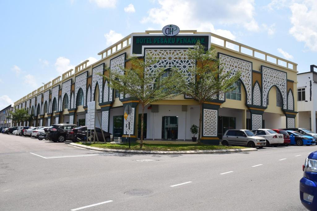 迪沙鲁迪沙鲁槟纳瓦尔酒店的停车场内停放汽车的大型建筑