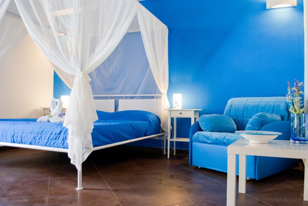 巴勒莫凯拉住宿加早餐酒店的蓝色的客房配有床和沙发