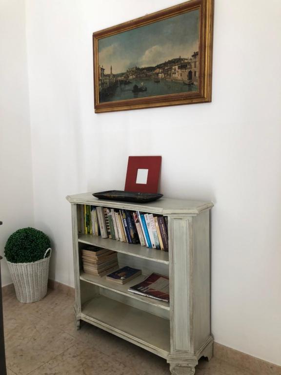 巴多利诺appartamenti vespucci 16的书架上挂着笔记本电脑