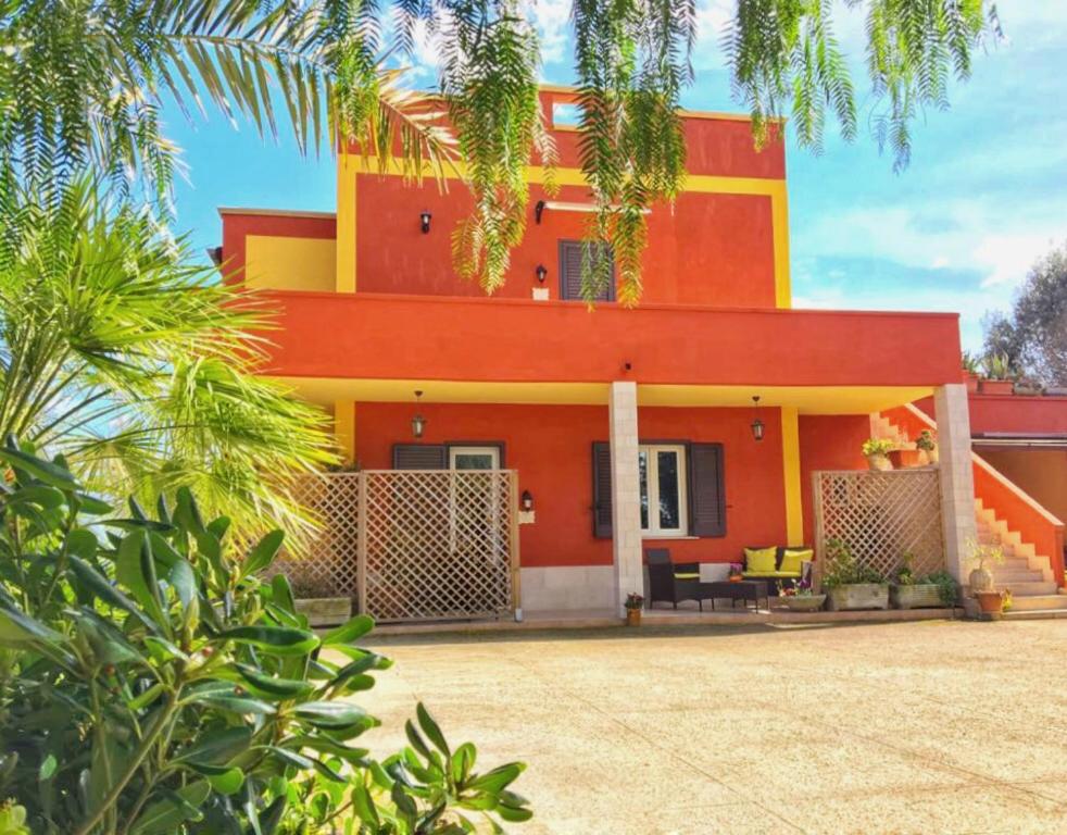 奥尼萨诺Casa te la Bradamante的红色和黄色的房子