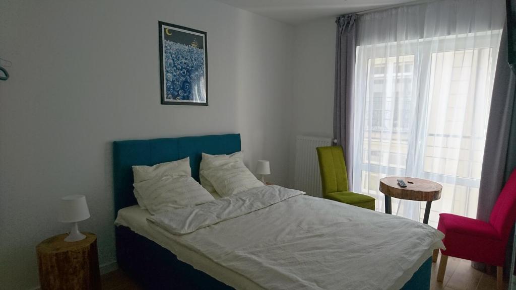 乌斯特卡Pokoje gościnne Anis的一间卧室配有一张床、一张桌子和一个窗户。