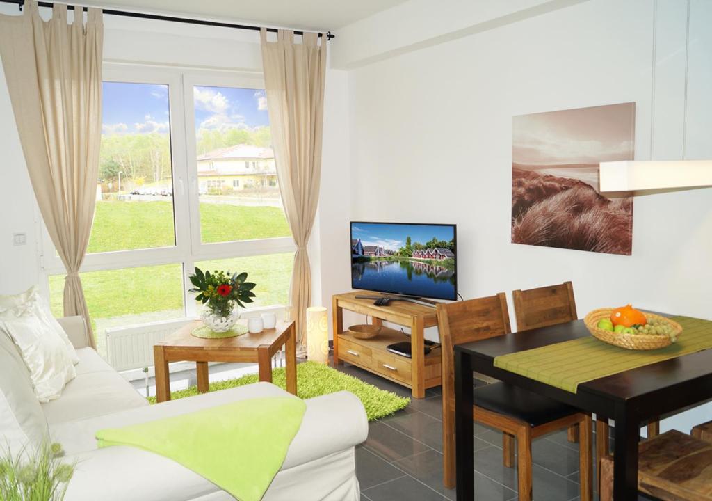 文迪施里茨Apartments zum Strand的客厅配有白色沙发和电视