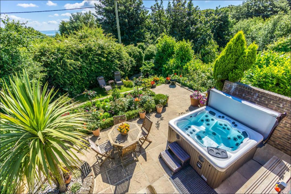 海斯廷斯Sea View Holiday Flat - Covehurst Bay的后院的空中景致,设有热水浴池