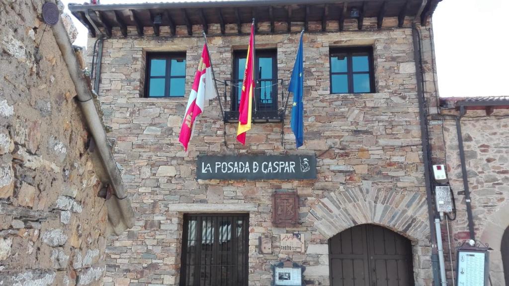 拉瓦纳尔德尔卡米诺Posada De Gaspar的一面有旗帜的建筑