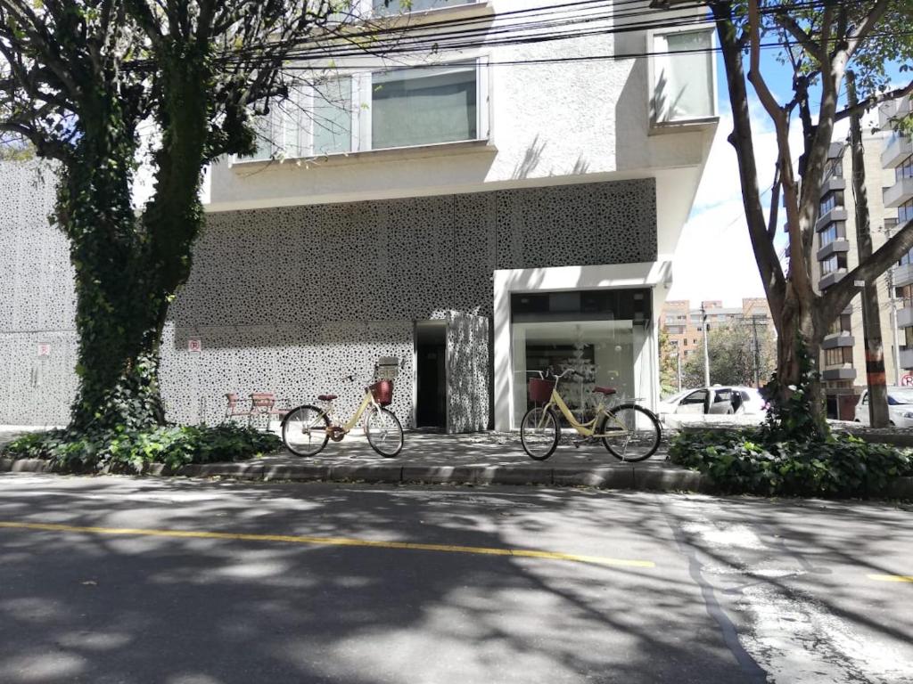波哥大Hotel CityFlats的停放在大楼前的两辆自行车