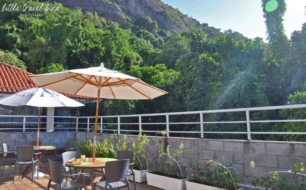 里约热内卢科帕卡巴纳旅馆的山前带桌子和遮阳伞的庭院