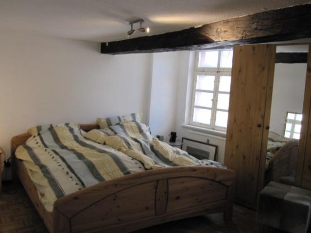 蒙绍Haus Tradition的卧室内的木架床