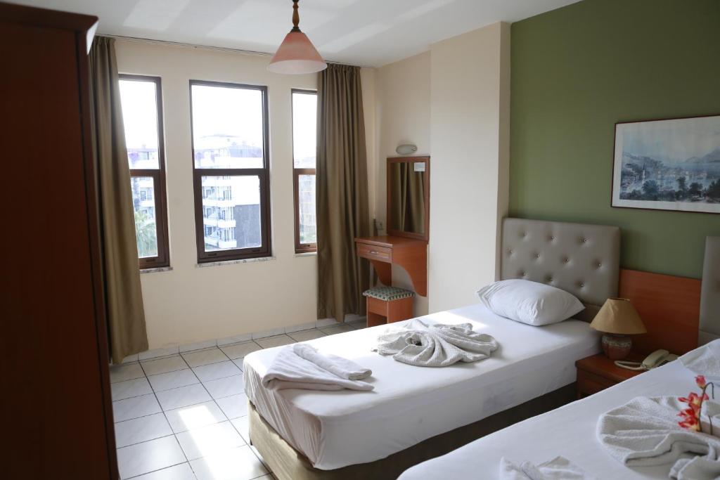 阿拉尼亚玛恩海滩公寓酒店的酒店客房带两张床和两个窗户
