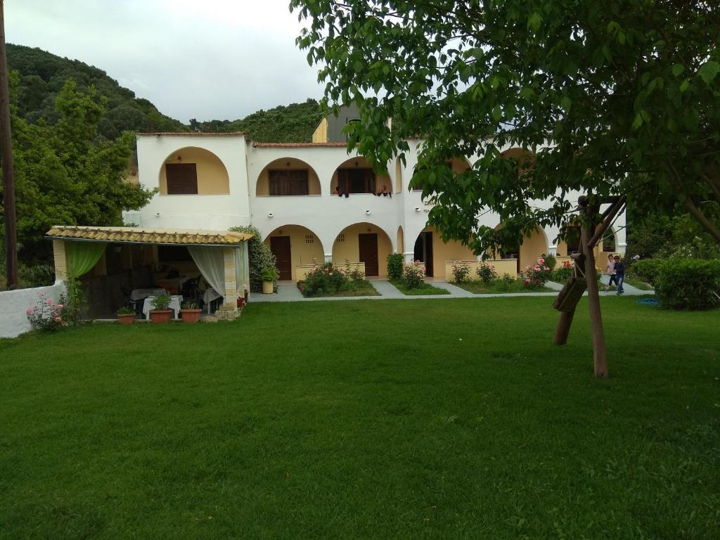维塔拉戴斯Santa Maria的前面有绿色草坪的房子