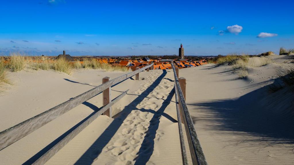 韦斯特卡佩勒B&B Binisa的沙滩上的围栏