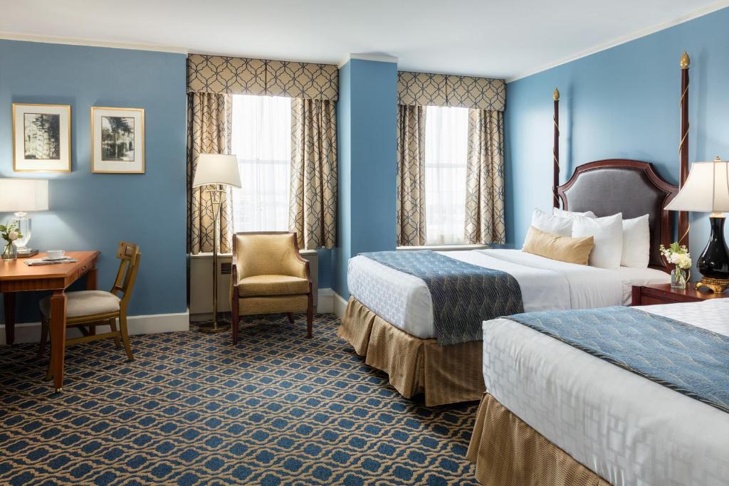 查尔斯顿弗朗西斯马里恩酒店的酒店客房配有两张床和一张书桌