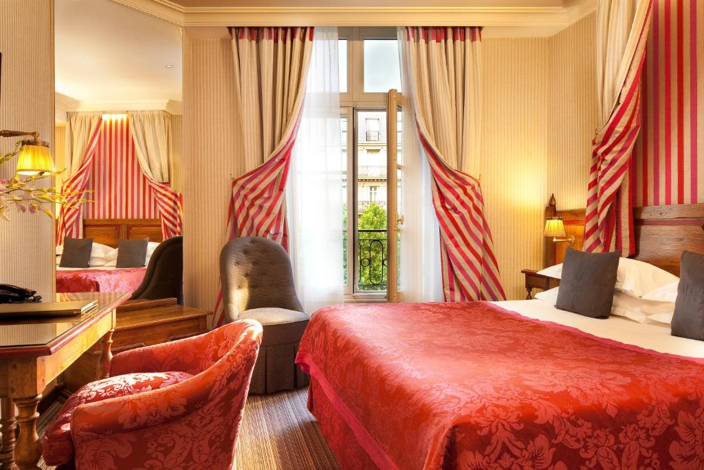 巴黎奥马努圣日耳曼酒店的酒店客房配有两张床和一张书桌