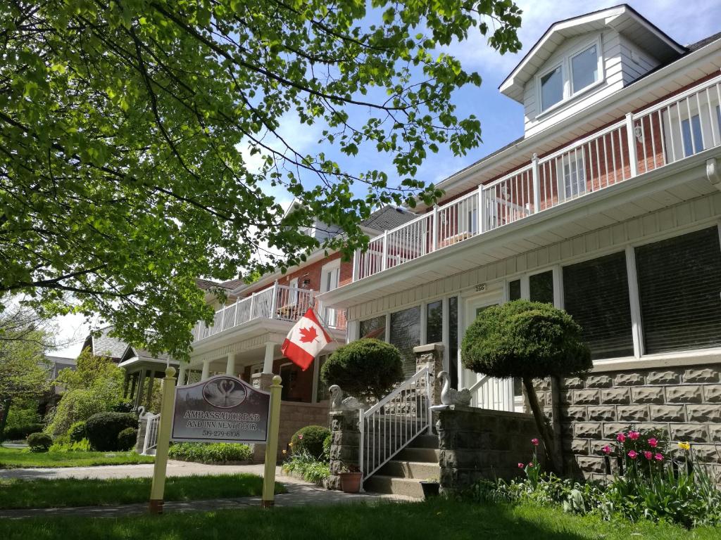 斯特拉福德Ambassador B&B Guest Home的前面有旗帜的房子