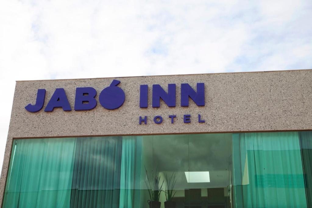 雅博蒂卡图巴斯Jabó Inn Hotel的建筑顶部的jba酒店标志