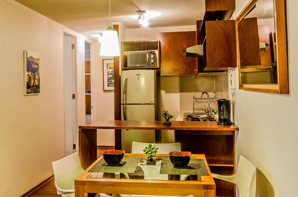 圣地亚哥奥拓莫内达迪帕特曼特酒店的一间带桌子和冰箱的小厨房