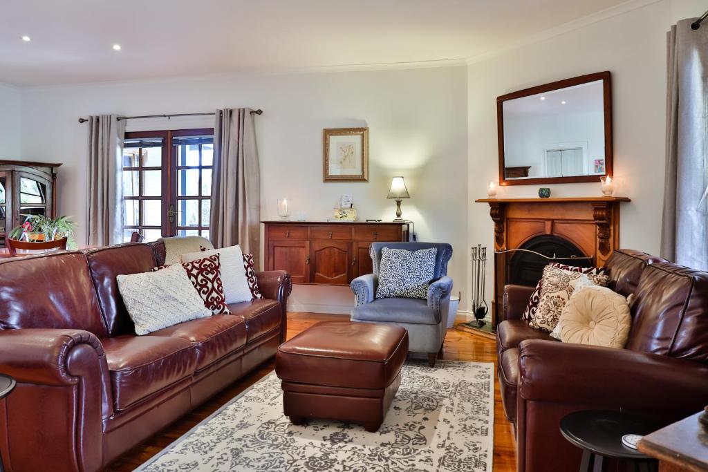 莫尔登Parker Lodge Maldon的客厅配有皮革家具和壁炉