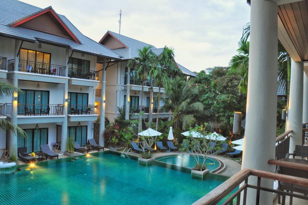 拉威海滩Navatara Phuket Resort - SHA Extra Plus的享有度假村游泳池的景致。