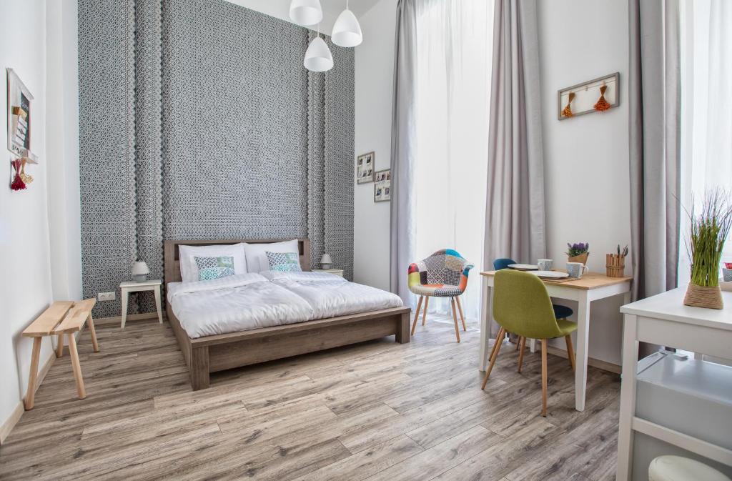 布达佩斯Budapest Passage 1的卧室配有一张床、一张桌子和椅子