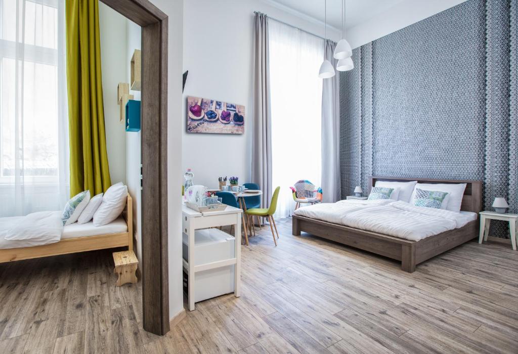布达佩斯Budapest Passage 2的一间卧室配有两张床、一张桌子和一面镜子