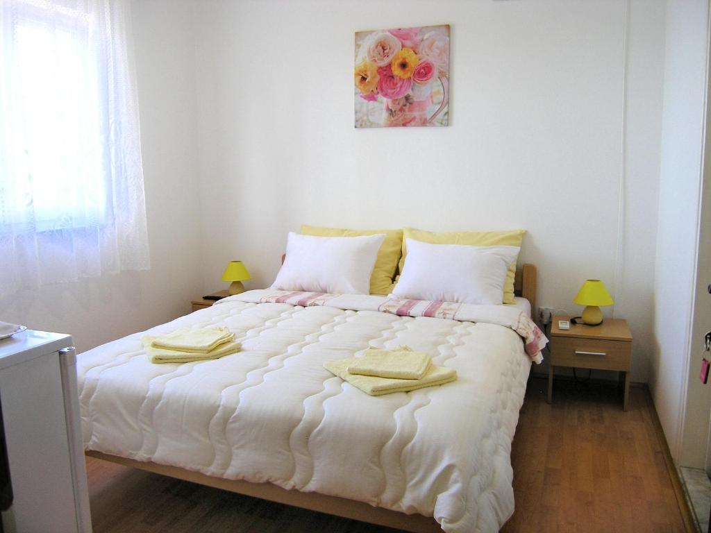 弗尔Rooms Valentino的卧室配有白色的床和2条毛巾