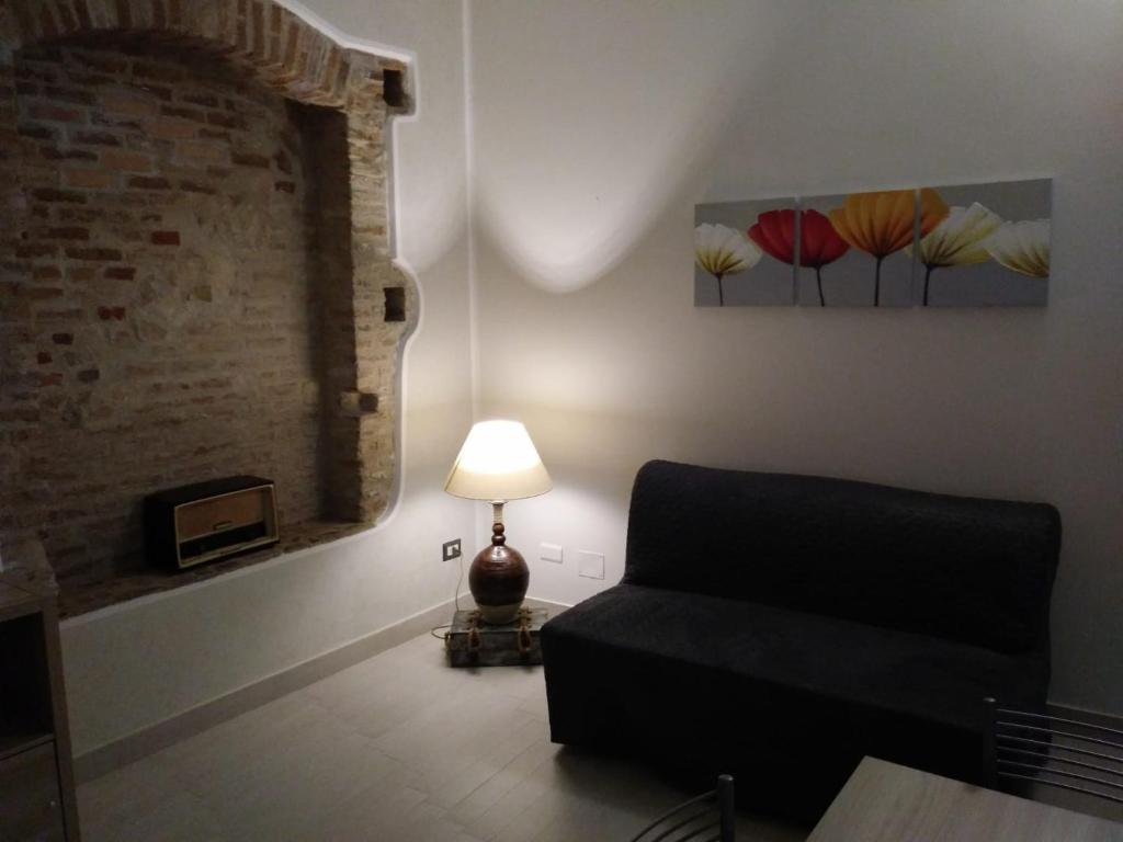 墨西拿Via Roma 12的带沙发和台灯的客厅