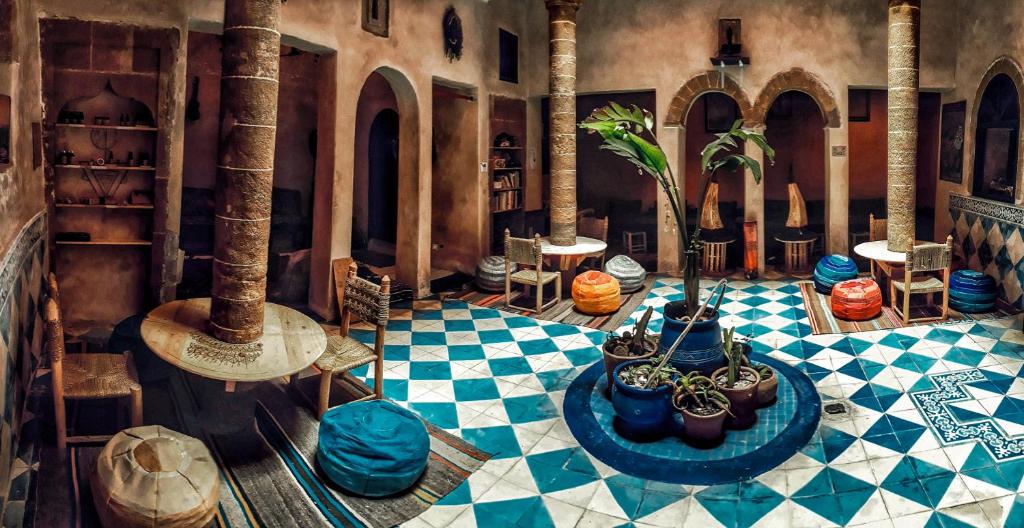 索维拉The Chill Art Hostel的一间拥有蓝白色格子地板和棕榈树的客房