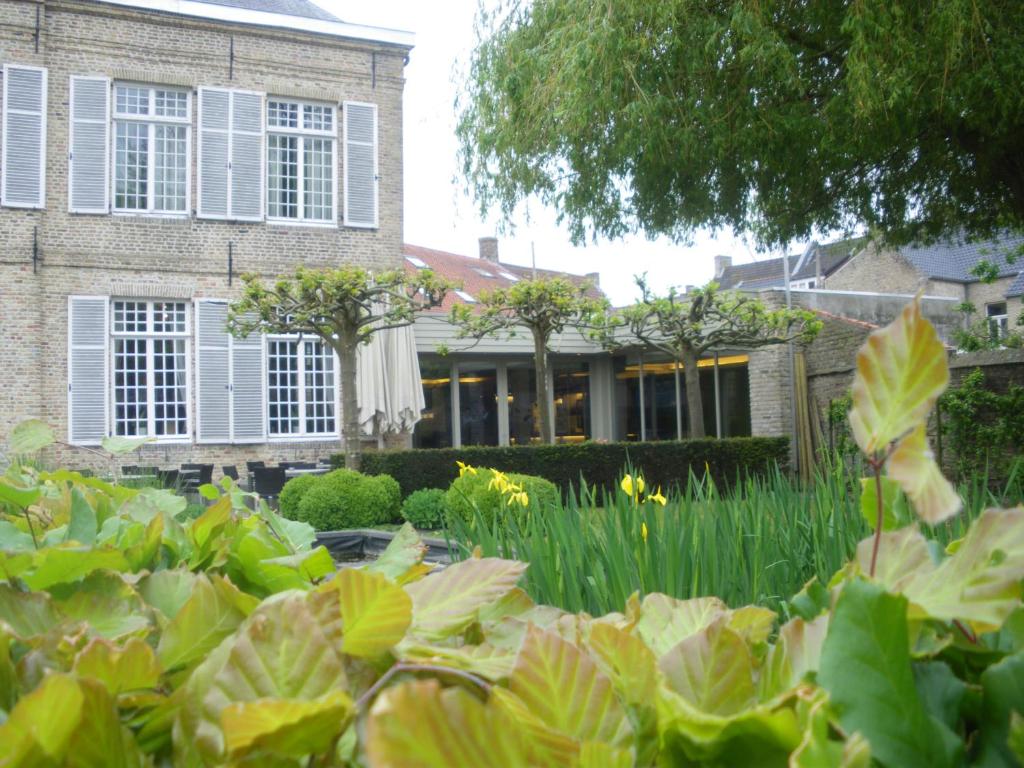 弗尔内Amaryllis Hotel Veurne的植物屋前的花园