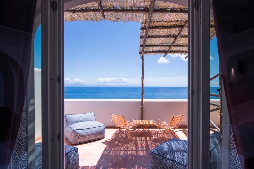 阿马尔菲博萨别墅的阳台享有海景。