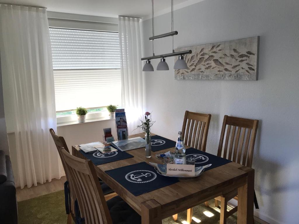 胡苏姆Ferienwohnungen Familie Jensen的餐桌、桌椅和桌椅