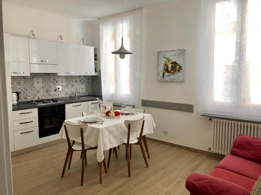 博洛尼亚Temporary House de' Giudei的厨房配有带白色桌布的桌子