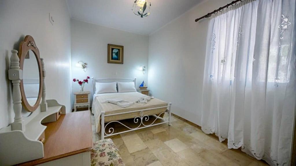 阿齐欧斯·贡多斯Feakia apartment 2的一间卧室设有一张床和一个大窗户