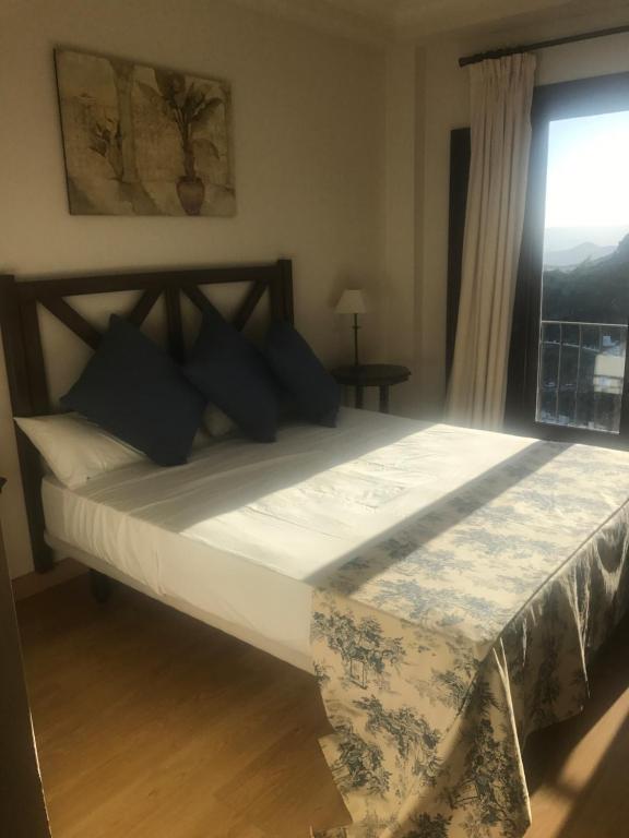 卡萨雷斯Villa 38的卧室内的一张大床,设有窗户