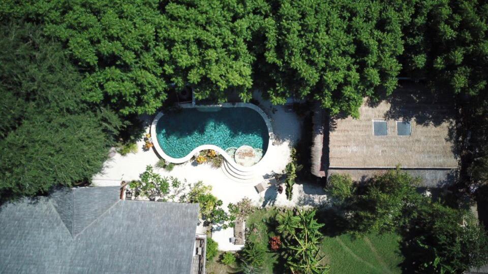 吉利特拉旺安宁静海滩别墅的享有庭院游泳池的顶部景色