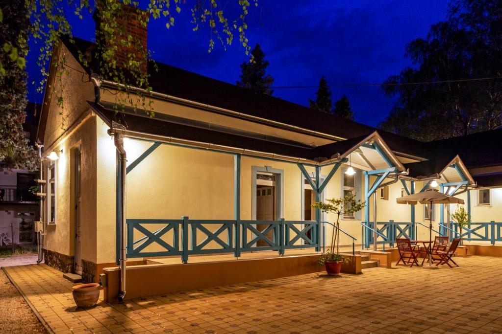 哈卡尼Balzsam apartmanház的蓝色栏杆和庭院的房子